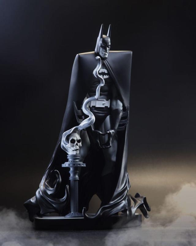 DC Direct Resin Statue 1/10 Batman Black & White by Bill Sienkiewicz 20 cm