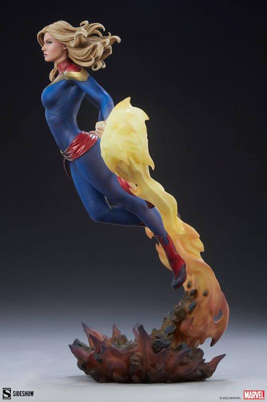 Marvel: Captain Marvel 60 cm Premium Format Statue - Sideshow Collectibles