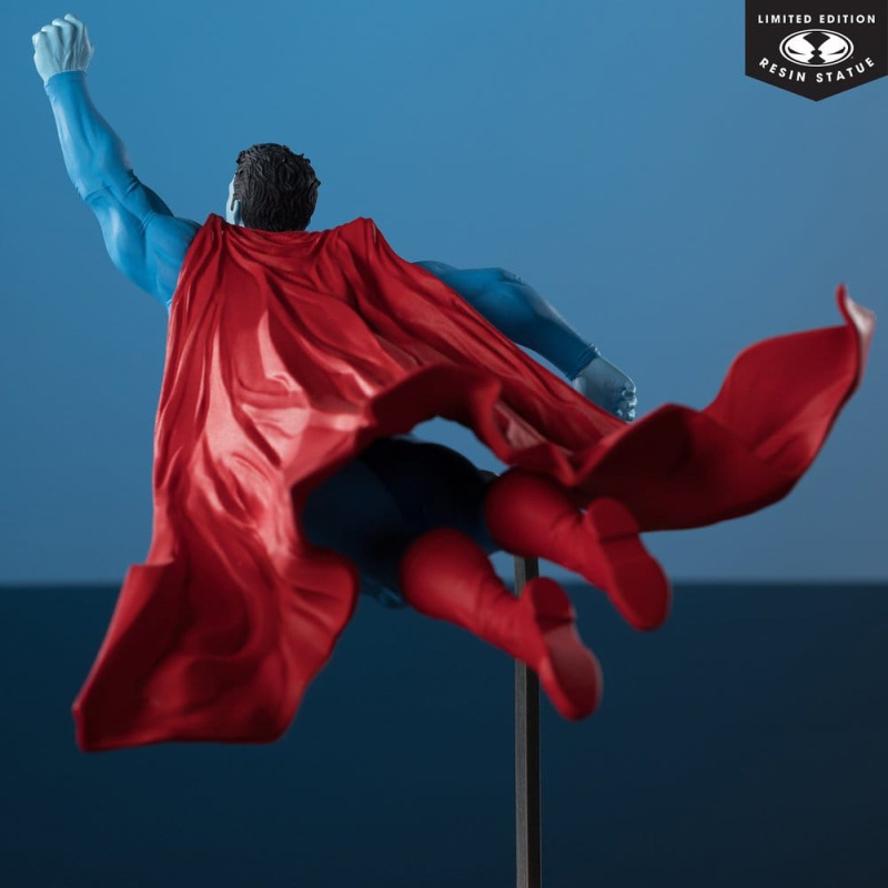 DC Direct Superman Red & Blue Statue 1/10 Superman by Lee Bermejo 26 cm 7