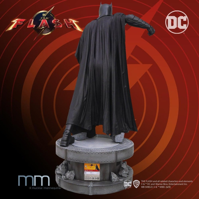 The Flash Life-Size Statue Batman Keaton 228 cm 2