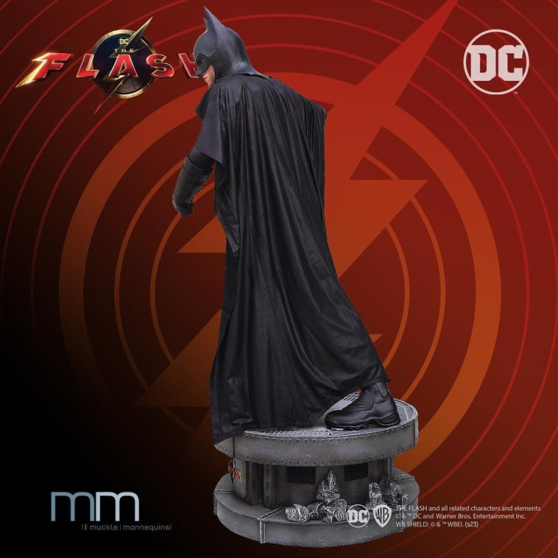 The Flash Life-Size Statue Batman Keaton 228 cm 1