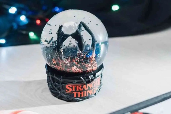 Stranger Things Snow Globe 8 cm 1