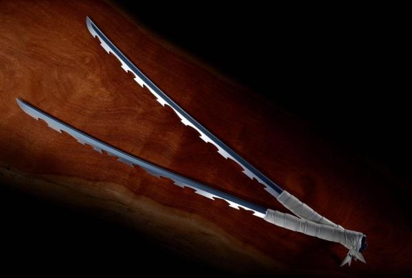 Demon Slayer: Kimetsu no Yaiba Proplica Replicas 1/1 ABS Plastic Nichirin Swords (Inosuke Hashibira)