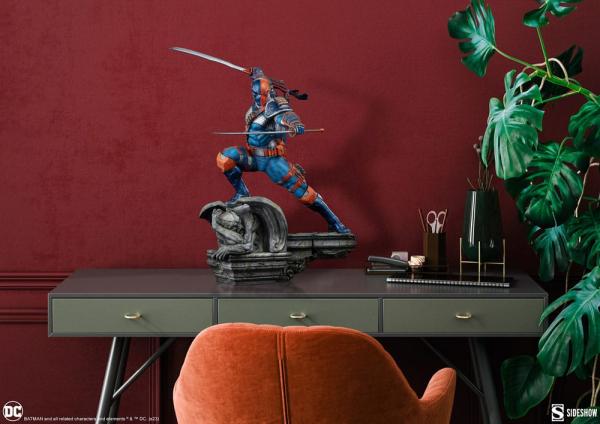 DC Comics: Deathstroke 61 cm Premium Format Statue - Sideshow Collectibles