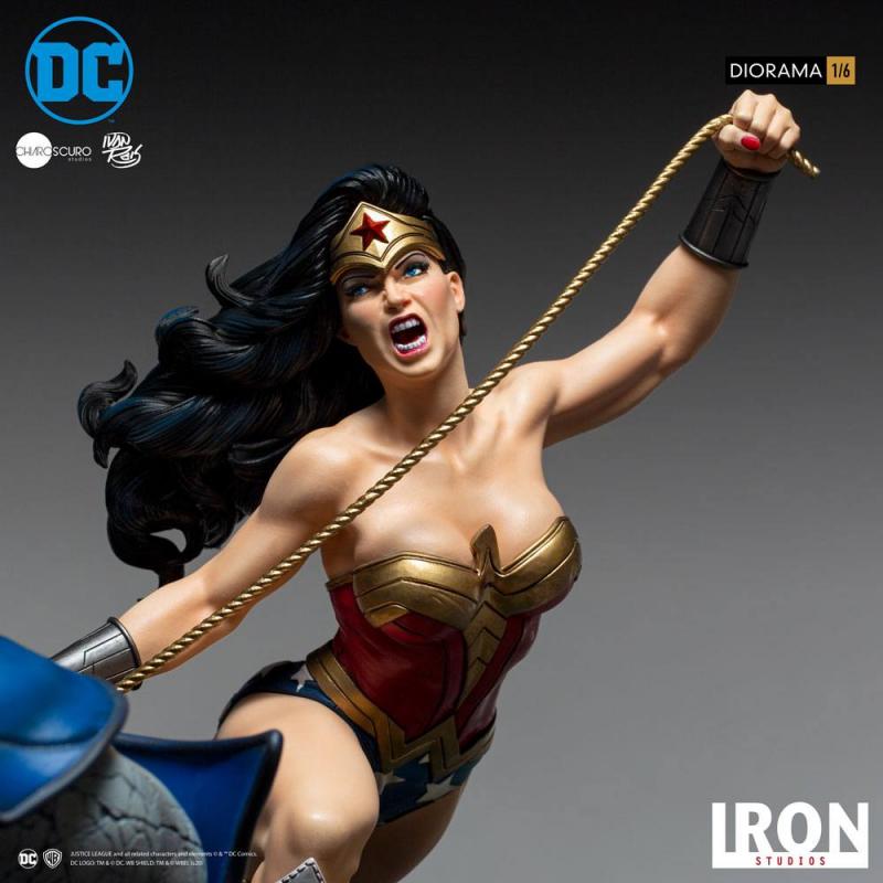 DC Comics: Wonder Woman Vs Darkseid by Ivan Reis - Diorama 1/6 - Iron Studios