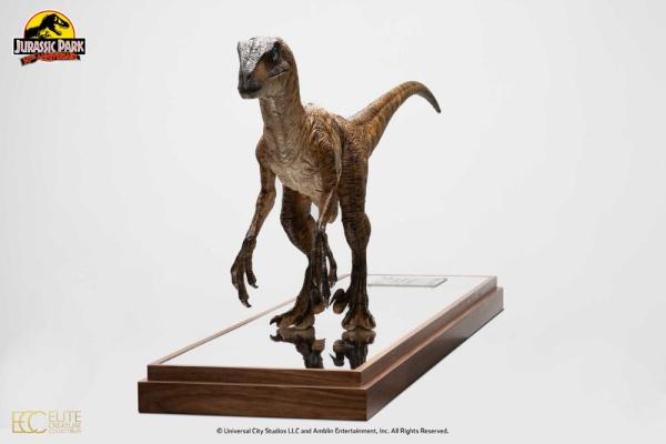 Jurassic Park: Velociraptor Clever Girl (With Acrylic Case) 1/4 Statue - Toynami
