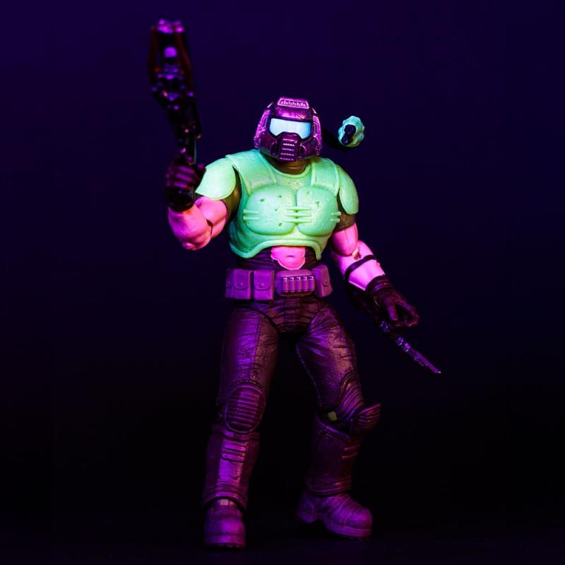 Doom Eternal Action Figure Doom Slayer Classic (Glow In The Dark Edition) Gold Label 18 cm