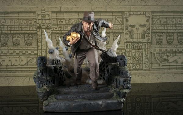 Indiana Jones: Raiders of the Lost Ark Deluxe Gallery PVC Statue Escape with Idol 25 cm 1