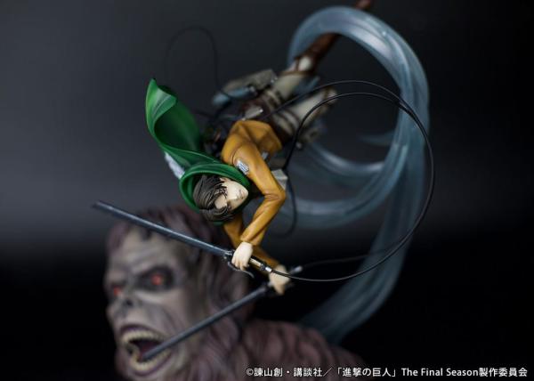 Attack on Titan PVC Statue 1/7 Levi vs Beast Titan Ver. 28 cm