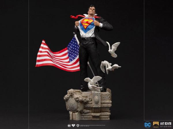 DC Comics: Clark Kent 1/10 Deluxe Art Scale Statue - Iron Studios