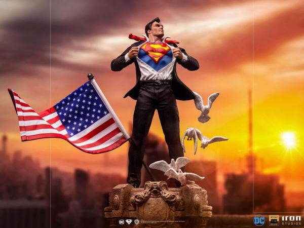 DC Comics: Clark Kent 1/10 Deluxe Art Scale Statue - Iron Studios