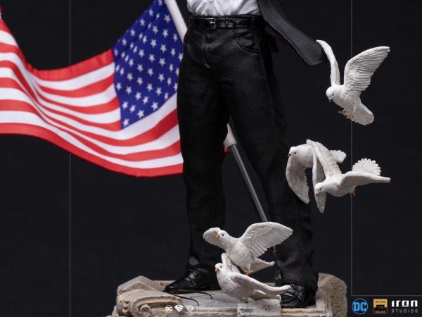 DC Comics: Clark Kent 1/10 Deluxe Art Scale Statue - Iron Studios