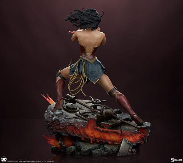 DC Comics: Wonder Woman Saving the Day 50 cm Premium Format Statue - Sideshow Collectibles