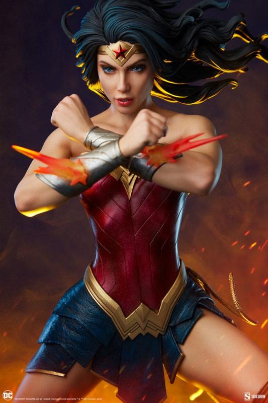 DC Comics: Wonder Woman Saving the Day 50 cm Premium Format Statue - Sideshow Collectibles