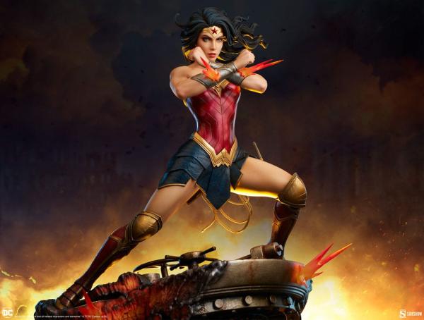 DC Comics: Wonder Woman Saving the Day 50 cm Premium Format Statue - Sideshow Collectibles