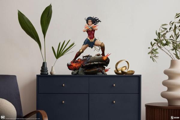 DC Comics: Wonder Woman Saving the Day 50 cm Premium Format Statue - Sideshow Collectibles