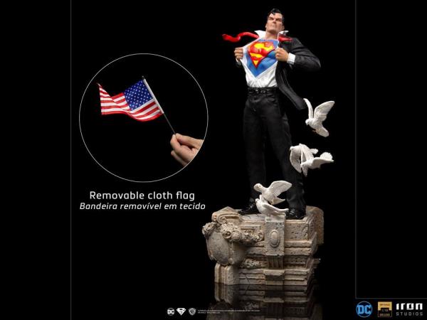 DC Comics: Clark Kent 1/10 Deluxe Art Scale Statue - Iron Studios