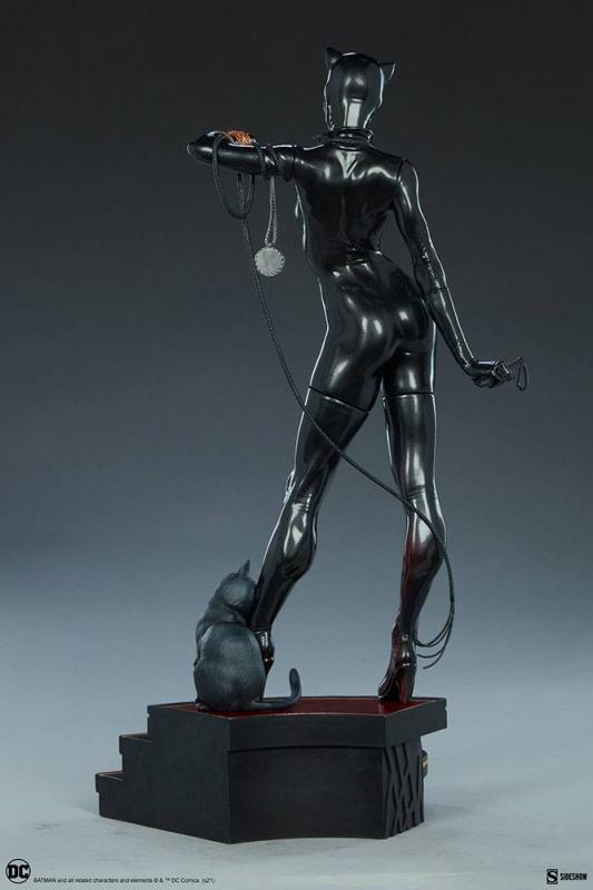 DC Comics: Catwoman 53 cm Premium Format Figure - Sideshow Collectibles