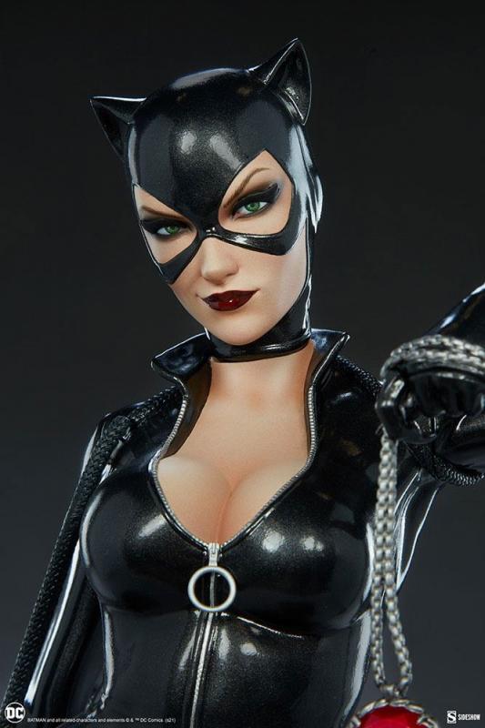 DC Comics: Catwoman 53 cm Premium Format Figure - Sideshow Collectibles