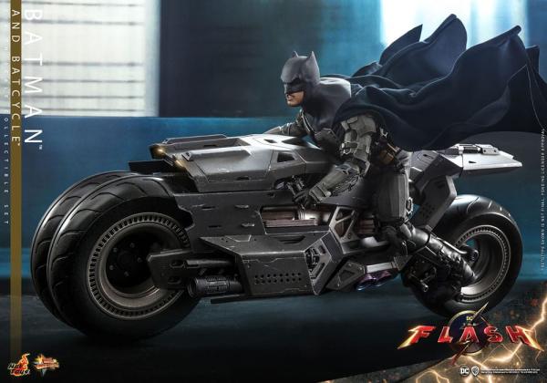 The Flash Movie Masterpiece Action Figure wih Vehicle 1/6 Batman & Batcycle Set 30 cm