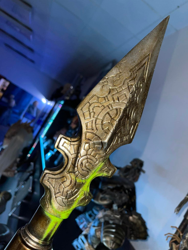 Predator trophy head with spear 5