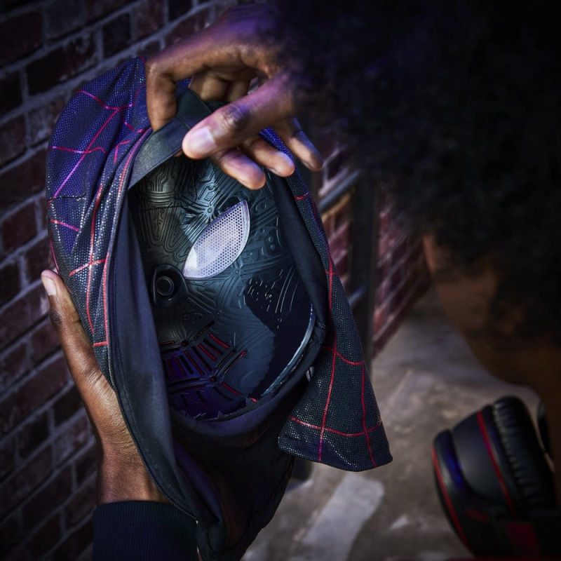 Spider-Man: Miles Morales Marvel Legends Electronic Expressive Mask 8