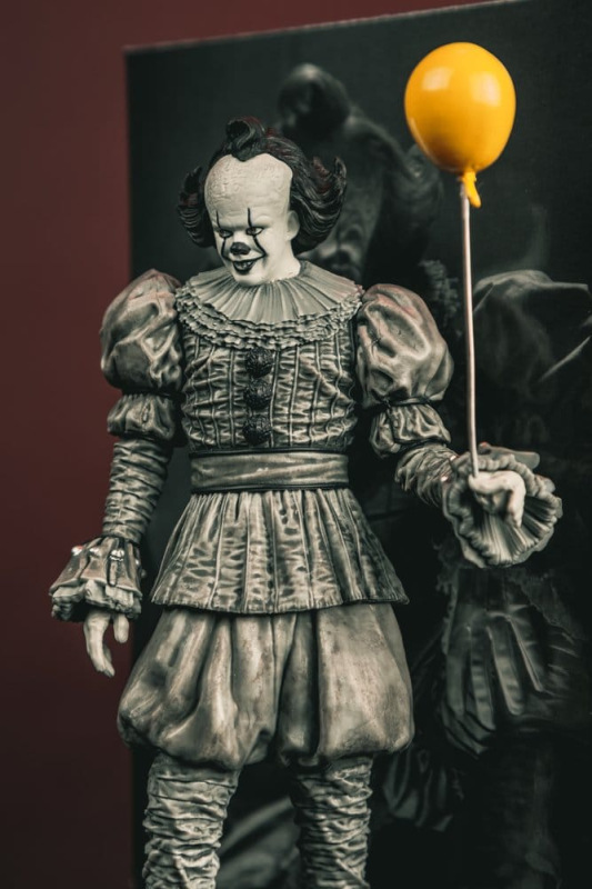 It Welcome to Derry Movie Maniacs Figure Pennywise (Black & White) 16 cm 14