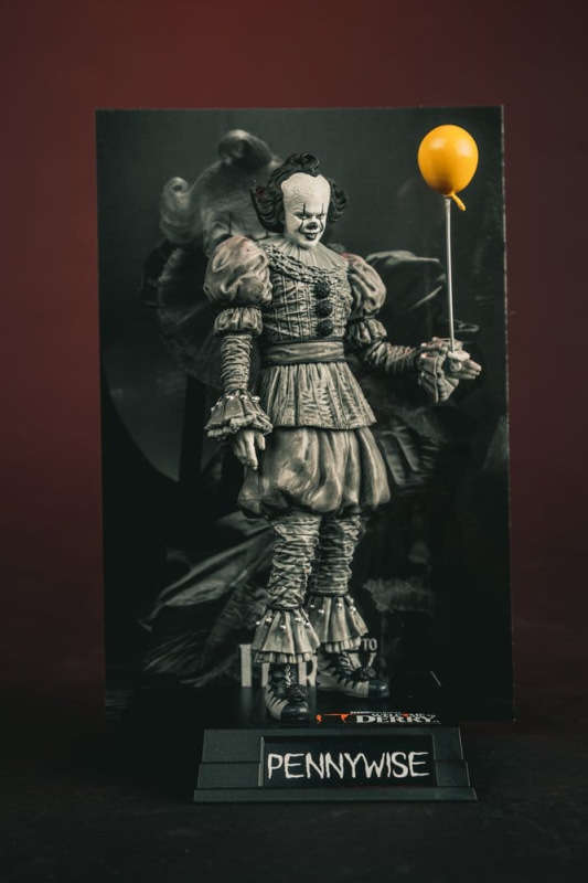 It Welcome to Derry Movie Maniacs Figure Pennywise (Black & White) 16 cm 11