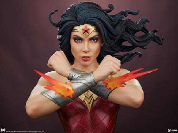 DC Comics Premium Format Statue Wonder Woman: Saving the Day 50 cm