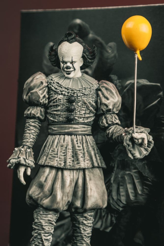 It Welcome to Derry Movie Maniacs Figure Pennywise (Black & White) 16 cm 12