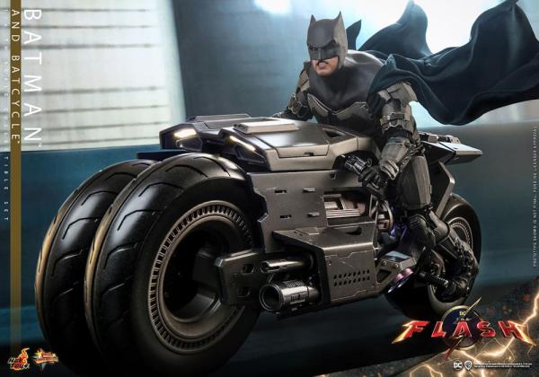 The Flash Movie Masterpiece Action Figure wih Vehicle 1/6 Batman & Batcycle Set 30 cm 4