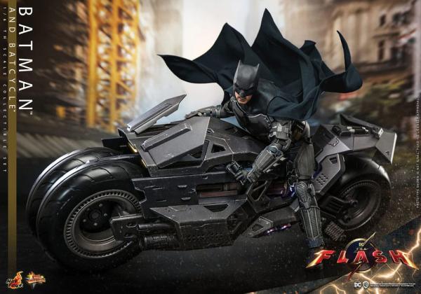 The Flash Movie Masterpiece Action Figure wih Vehicle 1/6 Batman & Batcycle Set 30 cm 2