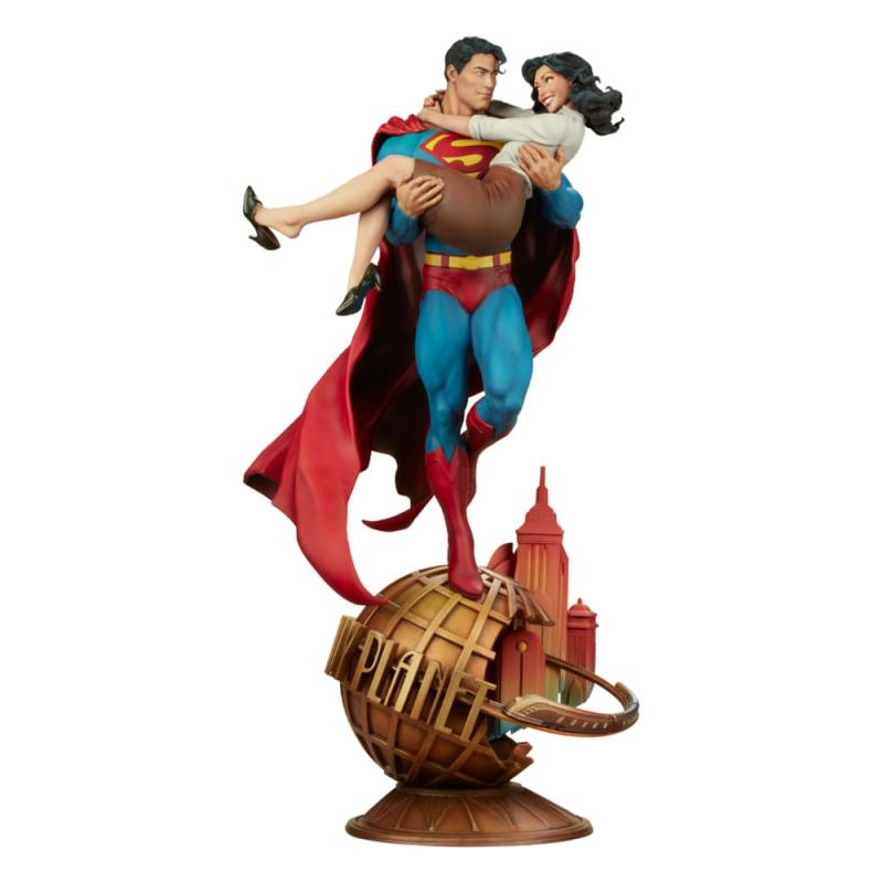 DC Comics: Superman & Lois Lane 56 cm Diorama - Sideshow Collectibles