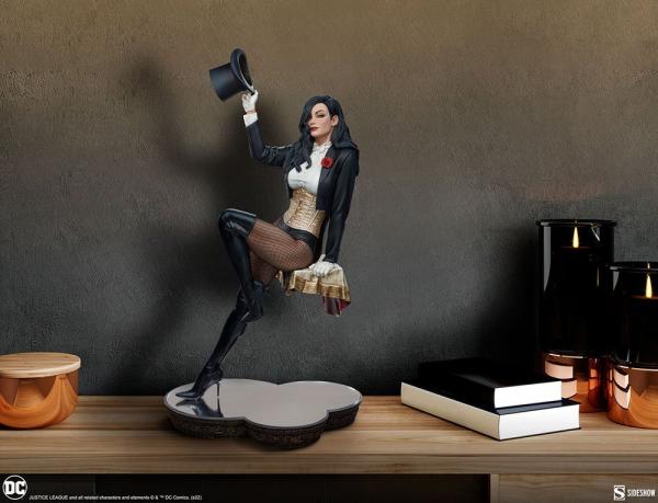 DC Comics: Zatanna 55 cm Premium Format Figure - Sideshow Collectibles