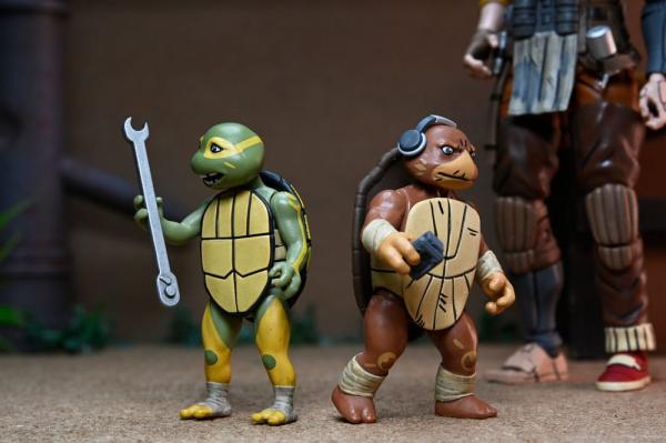 Teenage Mutant Ninja Turtles (The Last Ronin The Lost Years) Action Figure Grammy April with Baby Yi 11